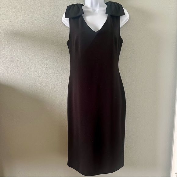 Tahari Dresses & Skirts - TAHARI dress womens 8 classic LBD bow detail, gold zipper